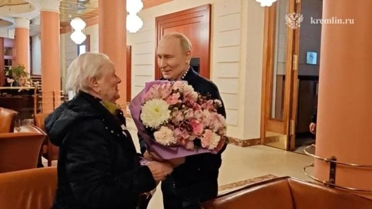 Putin incontra l’ex prof: operazione simpatia dopo il calo nei sondaggi