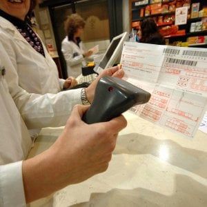 Liguria, la sanità privatizzata: farmacie pubbliche scalzate dalla Viale