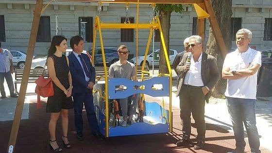 Bari, un'altalena per disabili in piazza Diaz. "Tutti i bambini hanno il diritto di giocare"