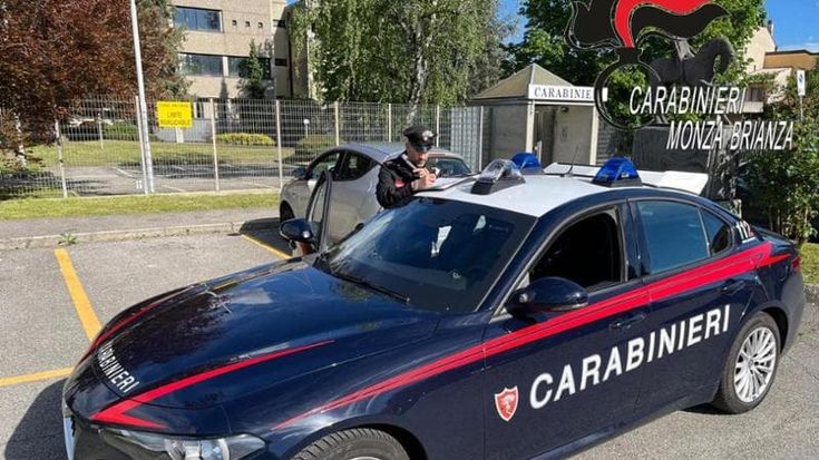 Tenta di rapinare due donne, loro si barricano in auto e lui gli taglia le gomme