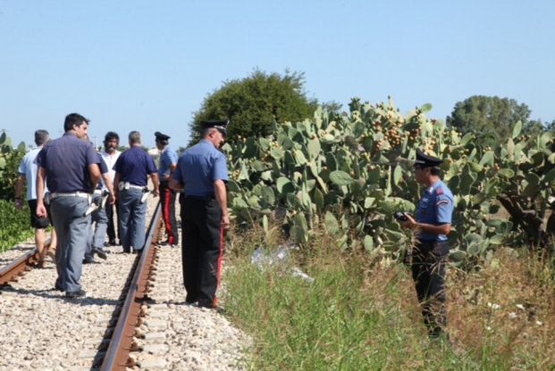 Muore travolto dal treno<br />mentre raccoglie i fichi d'India