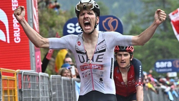 Giro, finalmente spettacolo: Almeida vince sul Bondone, Thomas di nuovo in rosa, Roglic in difficoltà