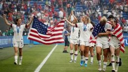 Mondiali donne, l'americana Allie Long butta a terra la bandiera: è polemica sui social