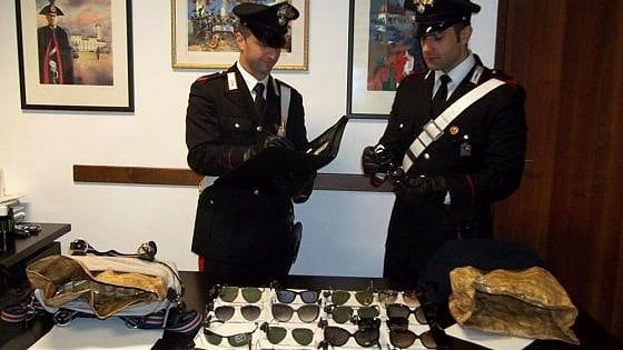 Torino, furti seriali a Luxottica: arrestati sei operai, il business degli occhiali griffati valeva un milione