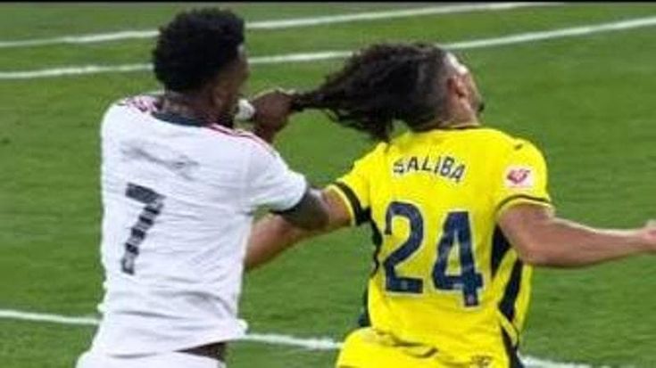 Vinicius, notte folle: tira i capelli a un avversario, viene espulso, tenta di aggredire l’arbitro