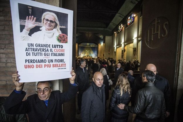 Da Malag&ograve; a Gabriel Garko, amici e colleghi commossi ai funerali di Virna Lisi