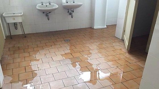 Bari, lo storico liceo Flacco è un rudere: aule chiuse, bagni allagati e buchi nelle pareti
