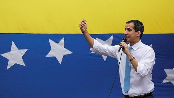 Venezuela, "Guaidó è rifugiato nell'ambasciata francese". Parigi smentisce