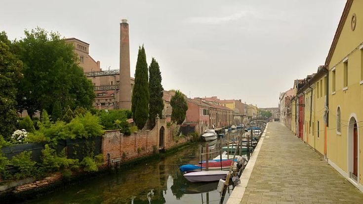 Iliad batte il comune di Venezia: avrà una sua antenna nella ciminiera ex Dreher. Sì del Garante