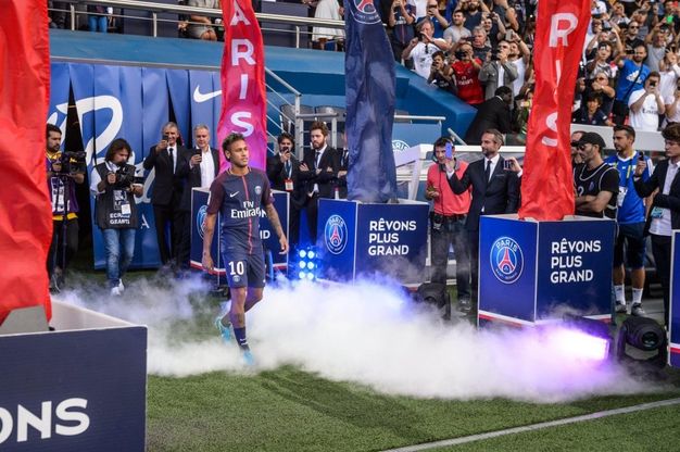Neymar presentato ai tifosi del Psg, festa al Parco dei Principi