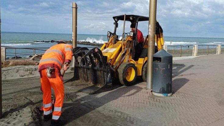 Legno e plastica in spiaggia: “Via nove tonnellate di rifiuti tra Pratica di Mare e Ostia”