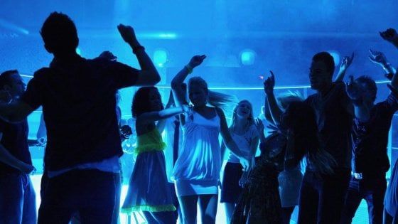 Fuori dalla discoteca perché hanno la pelle nera, i proprietari licenziano il buttafuori