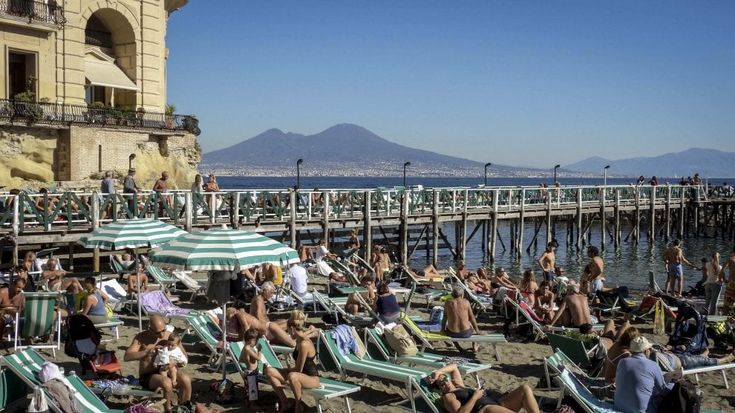 Napoli, a mare in novembre ed è boom di turisti nelle vie dell'arte 