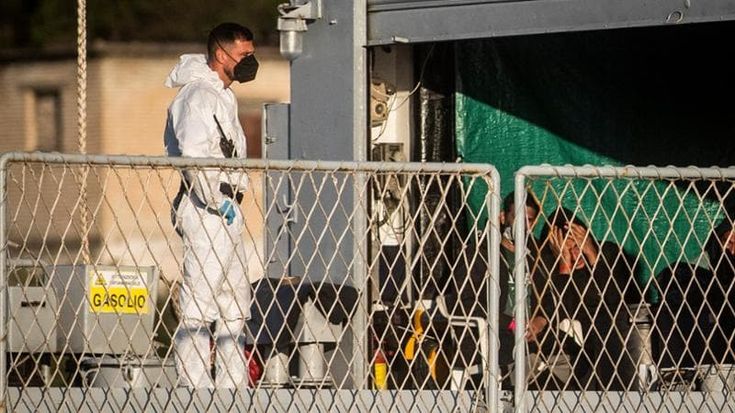 Migranti in Albania, Piantedosi rivendica l’operazione ma 4 naufraghi su 16 devono tornare in Italia