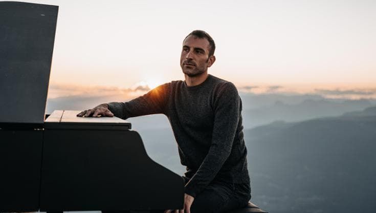Andrea Vanzo, la leggenda del pianista sui crinali dell’Appennino: “Da Loiano al Kazakistan”