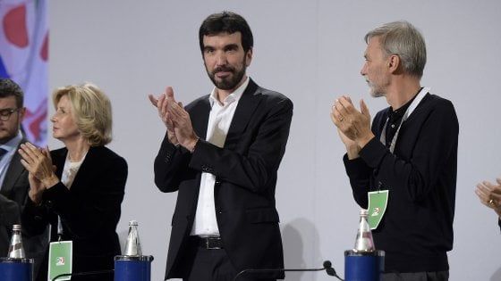 Congresso Pd, Martina presenta la candidatura: "L'io ci ha fatto male, il noi è il futuro". Ipotesi ticket con Richetti