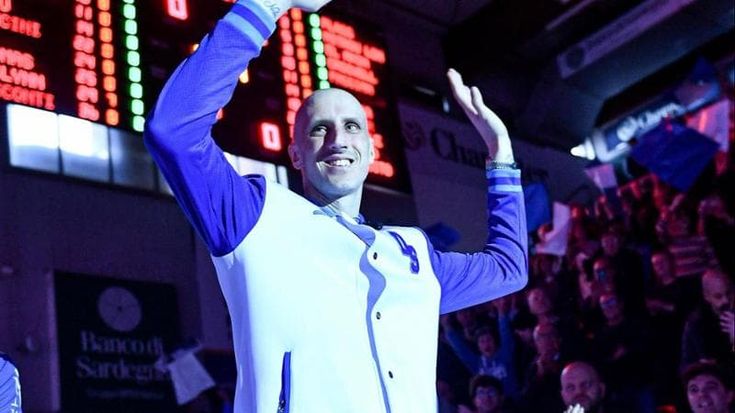 Basket, Sassari in festa per Polonara ma sul campo vince Napoli. Ok Virtus Bologna e Brescia
