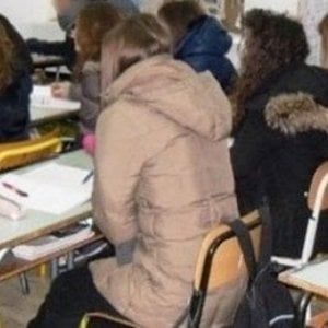 Troppo freddo nelle aule, gli studenti protestano con un 'raid' nei corridoi: 80 sospesi per tre giorni