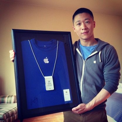 All'asta la t-shirt di Sam Sung: era un dipendente Apple