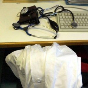Va al mare fingendo di accudire una parente disabile, l’azienda sanitaria la licenzia in tronco