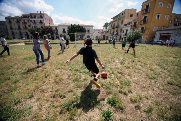 Ragazzi in campo per dare un calcio al razzismo