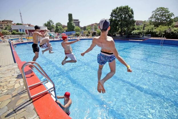 Anteprima d'estate in piscina: i primi tuffi di Milano