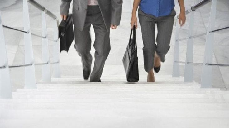 Lavoro, stipendi bassi per gli under 35: uno su 4 deve farsi aiutare, il 20% vive con i genitori