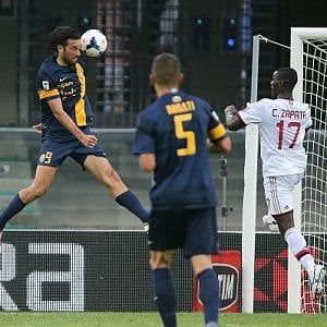 Calcio: nuovo studio associa i colpi di testa a danni cerebrali