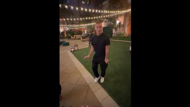Totti fa i 50: balla sul mondo con Ligabue, poi Chanel gli canta 'Voglia di stringersi un po'"