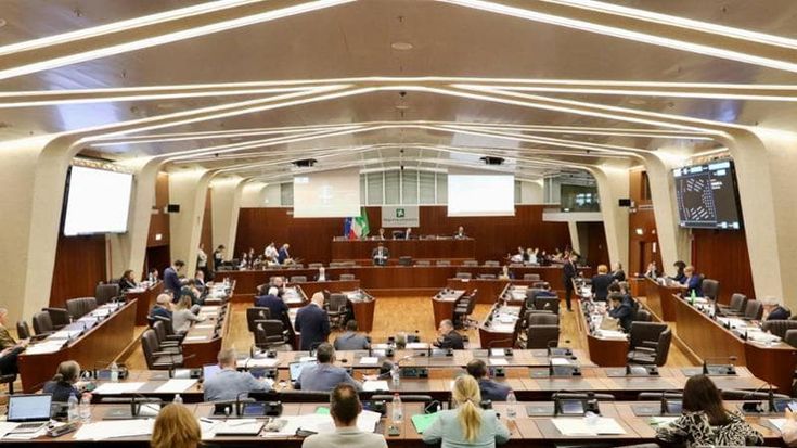 Al Pirellone ferie extralarge per i consiglieri regionali: in vacanza per 52 giorni