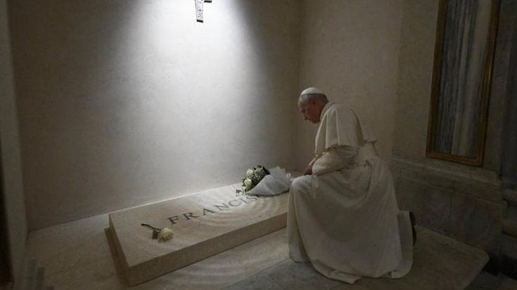 Papa Leone in preghiera sulla tomba di Francesco nella basilica di Santa Maria Maggiore