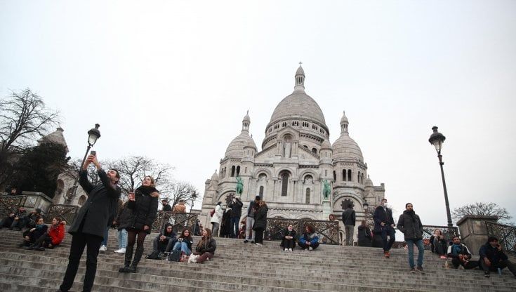 Covid, dalla Francia alla Svezia i Paesi europei allentano le restrizioni: ma è troppo presto?