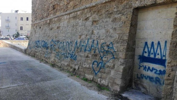 Bari, i vandali tornano al castello svevo: imbrattata la facciata con bombolette spray: "Opera di bambini"