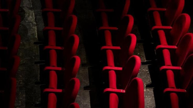 Rosse, sceniche e teatrali: il Colosseo cambia gli arredi, in vendita le sue poltrone