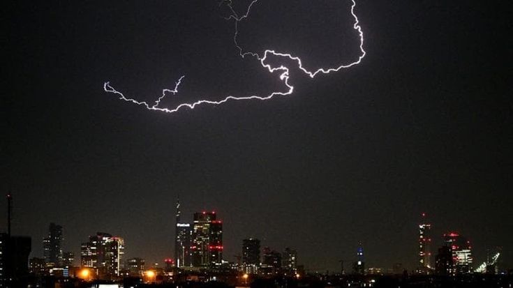 Temporale a Milano: lampi e fulmini sulla città. Grandinata di 10 minuti e vento a 64 km orari
