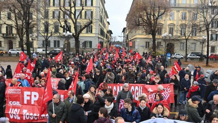 Corteo contro la manovra:“Colpisce i più deboli, siamo settemila in piazza” 