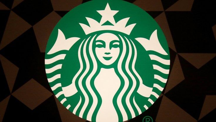 Starbucks aumenta i prezzi del menu per contrastare il caro-lavoro e materie prime