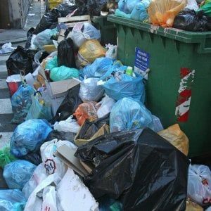 Canicattì, troppi rifiuti in strada: salta la processione