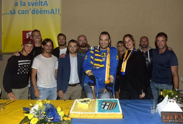 L'abbraccio dei tifosi per i giocatori del Parma calcio 1913
