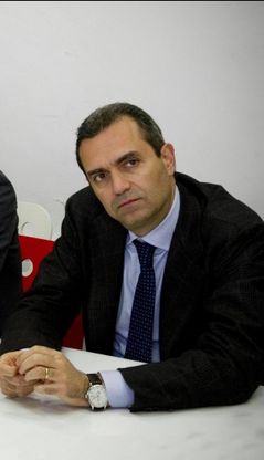 Il tweet di de Magistris:<br />"La passione pi&ugrave; forte del fango"