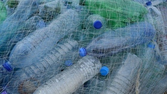 Stop acqua in plastica in scaffale, arriva l'erogatore