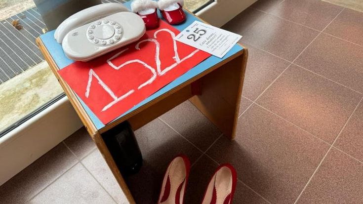Magliette e scarpe rosse al nido Alvisi per sensibilizzare contro la violenza di genere