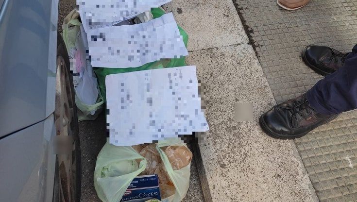 Bari, abbandona rifiuti ma nelle buste ci sono bollette e curriculum: identificato e multato