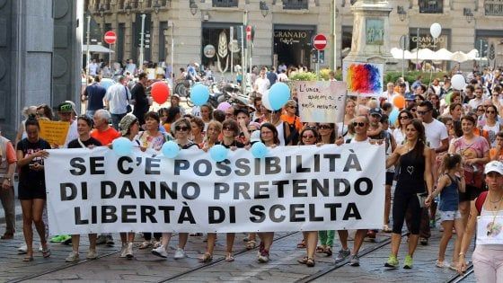 Milano, in 3mila alla marcia dei free vax contro l'obbligo dei vaccini: "Giù le mani dai bambini"