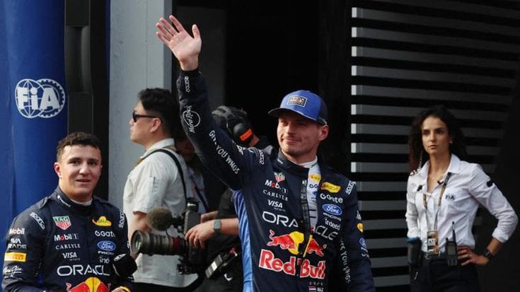 Verstappen torna in pole, a Sepang precede la Ferrari di Hamilton. Antonelli in seconda fila