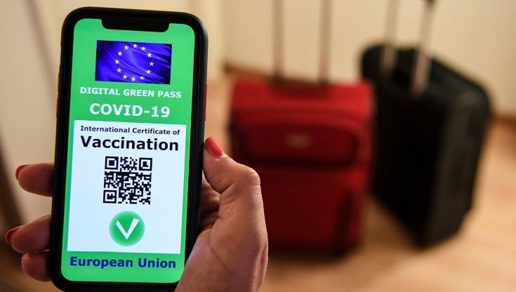 Green pass, Draghi firma il decreto. Cos'è, a cosa serve, come si ottiene e chi controlla 
