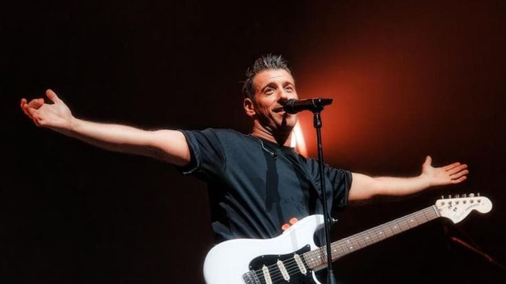 Gabbani dopo il concerto interrotto per malore a Letojanni: “Sarà stato il caldo. Ora sto bene”