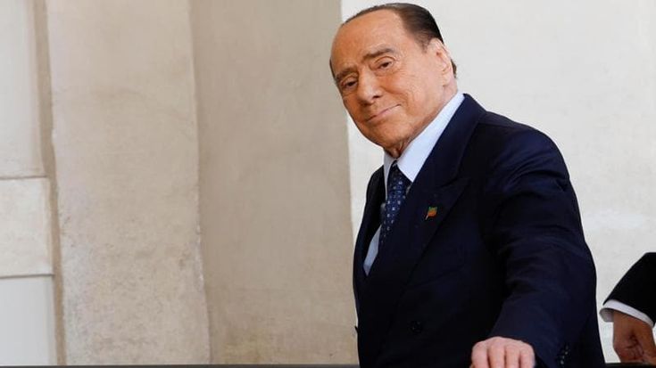Berlusconi, la famiglia presenta lo 'sfratto' alle Olgettine. Stop agli assegni da 2500 euro al mese incassati per anni. Barbara Guerra: “Casa donata da Silvio, perché dovrei lasciarla?”