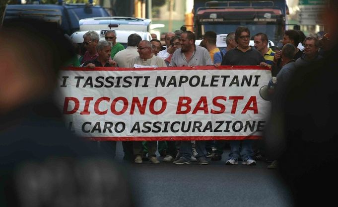 Sciopero dei taxi, il corteo