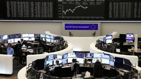 Borse in rosso per le tensioni Usa-Cina: Milano -2%. Affonda il petrolio